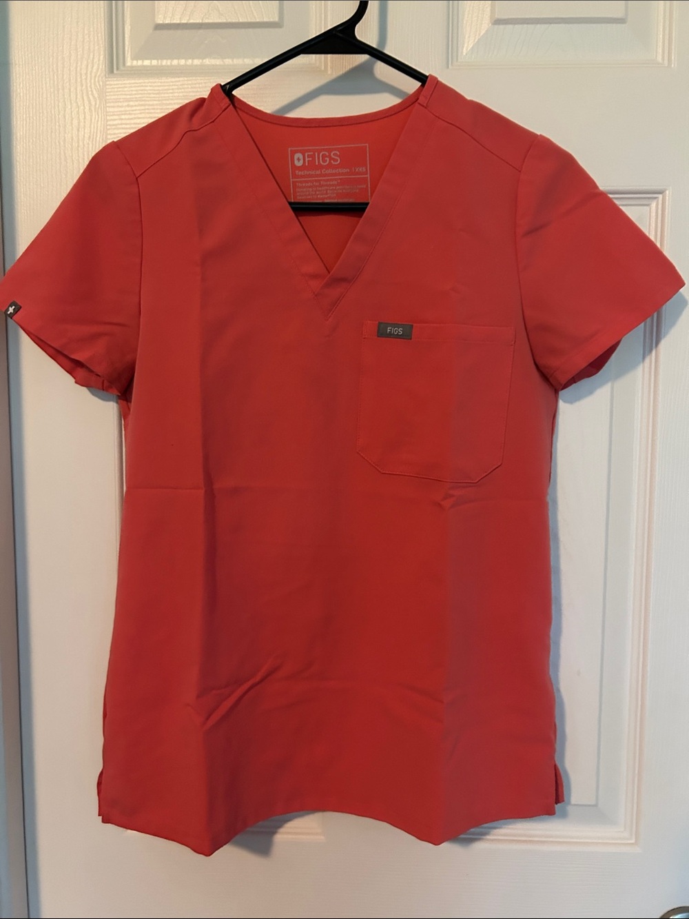 FIGS women’s HOT CORAL
XXS Catarina Scrub Top
XS/Petite Zamora Jogger pants